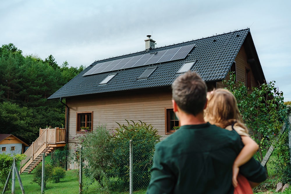paneles solares instalados en un tejado residencial