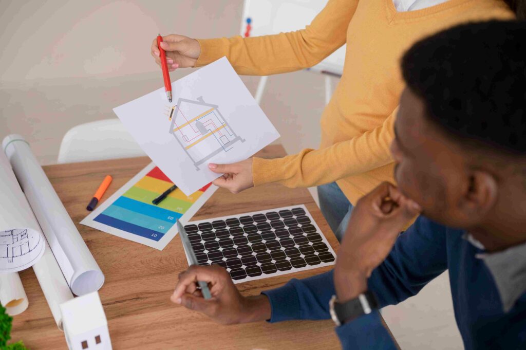 explicando a chico cuanto cuesta la instalacion de paneles solares para su casa