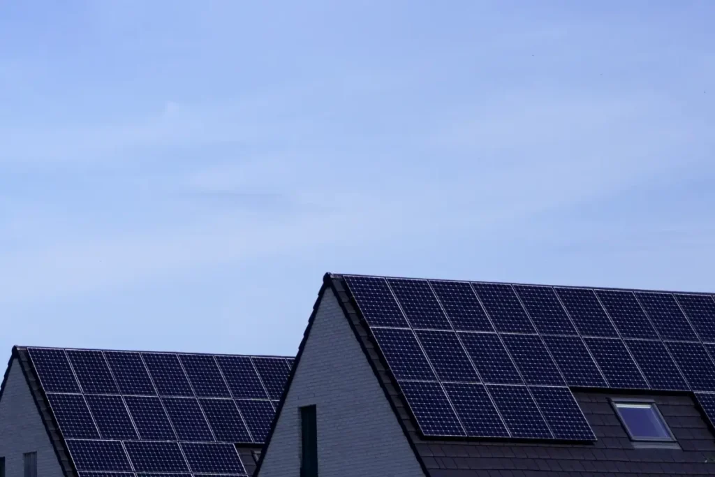 Paneles solares instalados en el tejado de una casa moderna bajo cielo despejado
