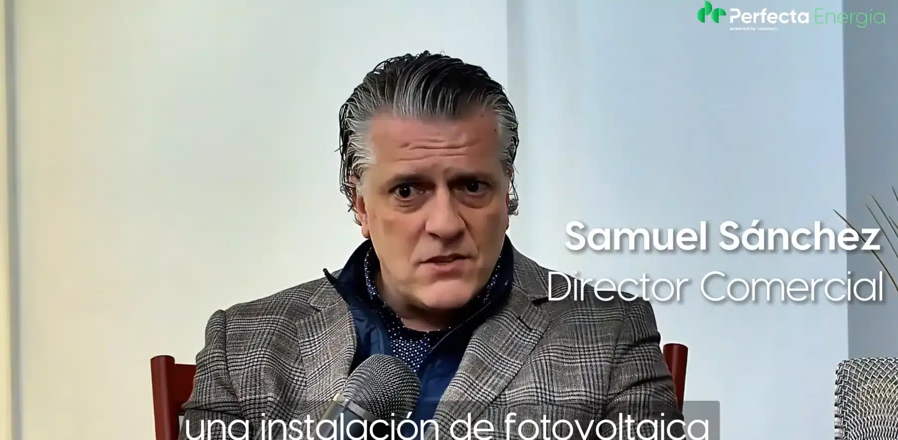 Samuel Sánchez, Director Comercial de Perfecta Energía, explicando cómo funcionan las placas solares y el autoconsumo compartido en comunidades de vecinos.