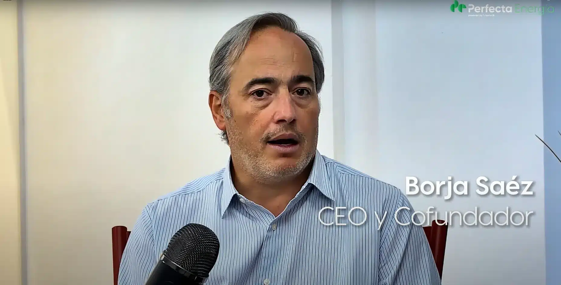 Borja Sáez, CEO y cofundador de Perfecta Energía, explica los beneficios de combinar aerotermia y placas solares en entrevista.
