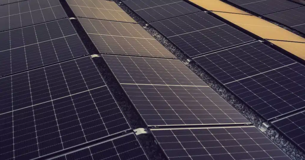 Instalación de placas solares en industria para generar energía renovable y reducir gastos empresariales con Perfecta Energía