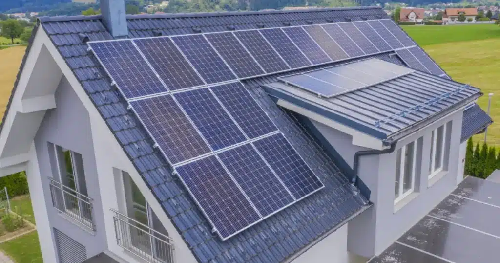 Vivienda con paneles solares en el tejado, ejemplo de sistema de autoconsumo residencial