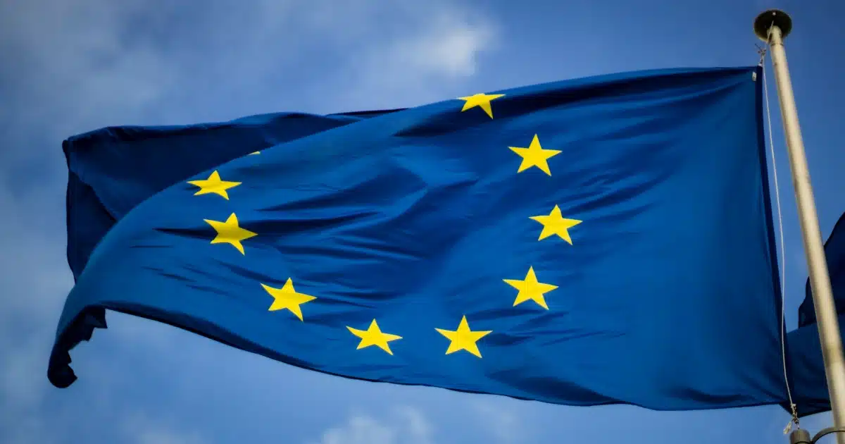Bandera de la Unión Europea, marco del liderazgo de España en autoconsumo.